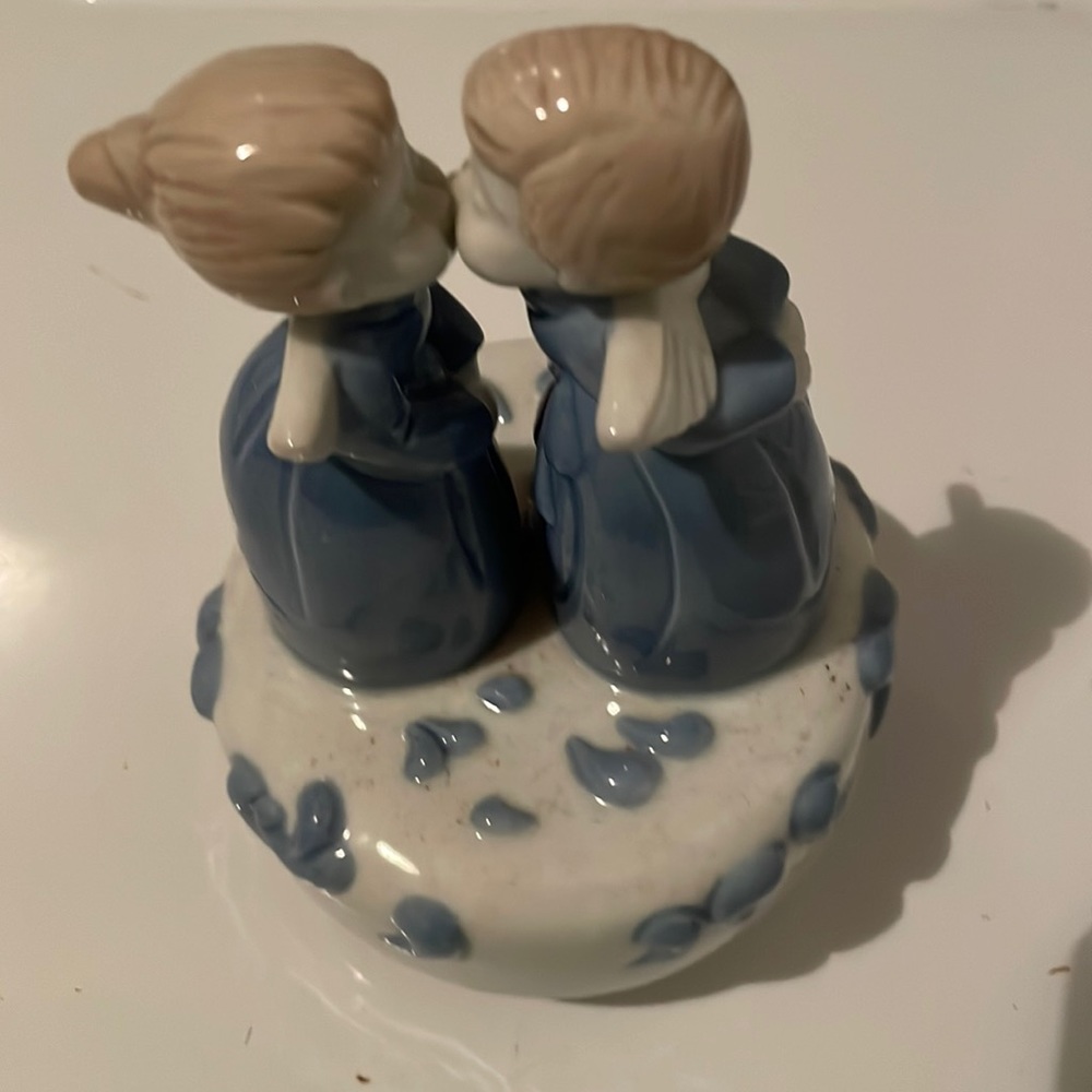 Mann Musical box rotating kissing Angels porcelain vintage 1982 wind up base